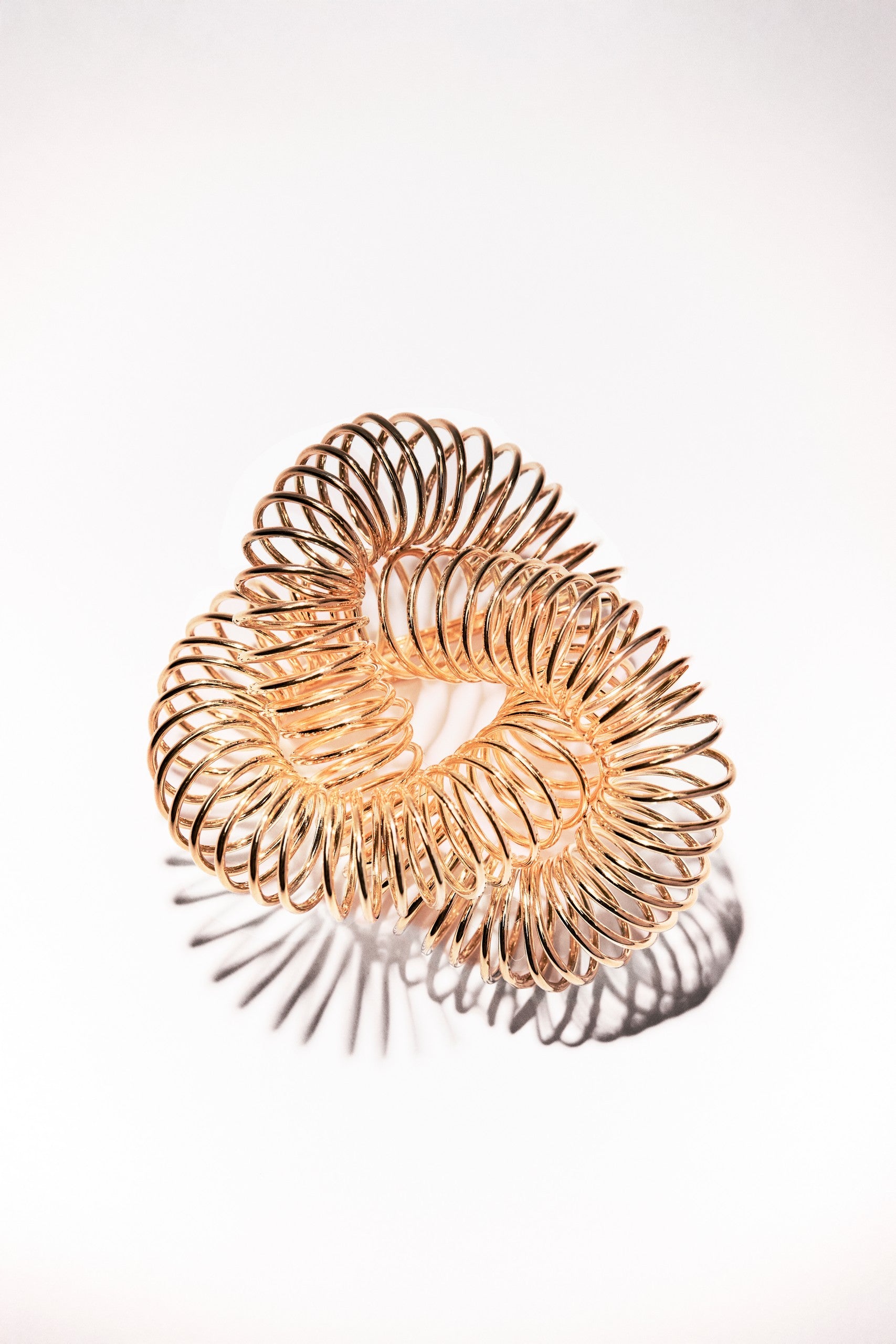 Broche Mola Infinito de Tatiana Queiroz Joias Autorais